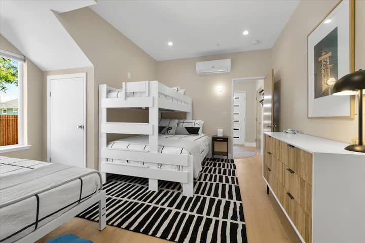 Dhomë marinari në katin e poshtëm! Një krevat marinari me përmasa të plota dhe një krevat dopio. Fjetje e rehatshme 4.

Dollap privat dhe dollap me 6 sirtar = shumë hapësirë magazinimi.