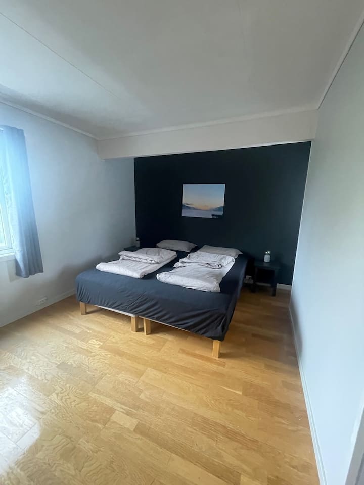 Dormitorio 1 con salida al balcón privado.