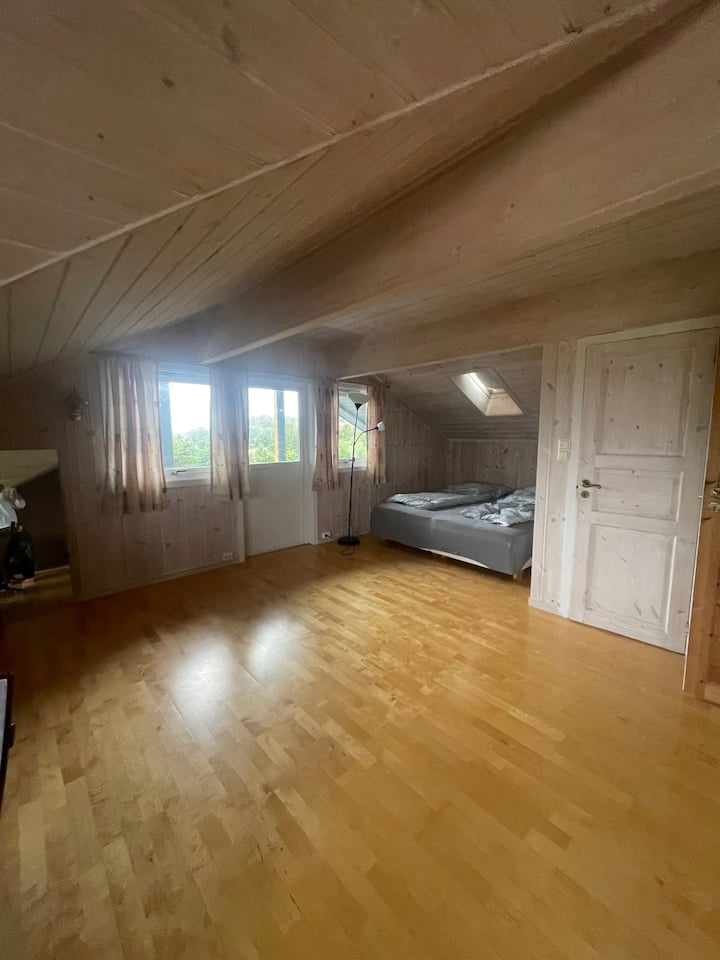 Dormitorio 3 con balcón y baño adjunto
