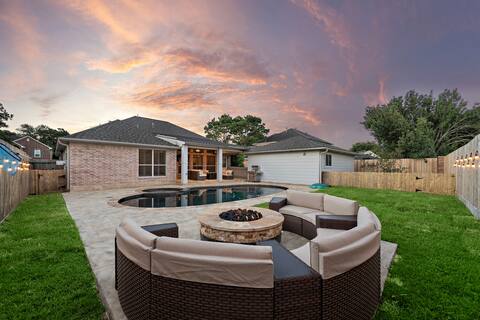 Charming 4/2 Home w/ Pool, Hot Tub, and Firepit
