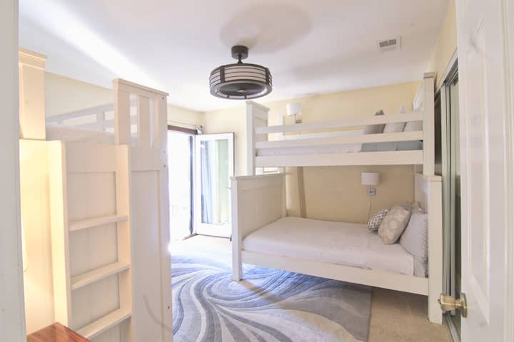 (Bunk #1: Twin over Full) Пристап до пергола покрај базен + аларм за врата и систем за завртки заштитен од деца.
