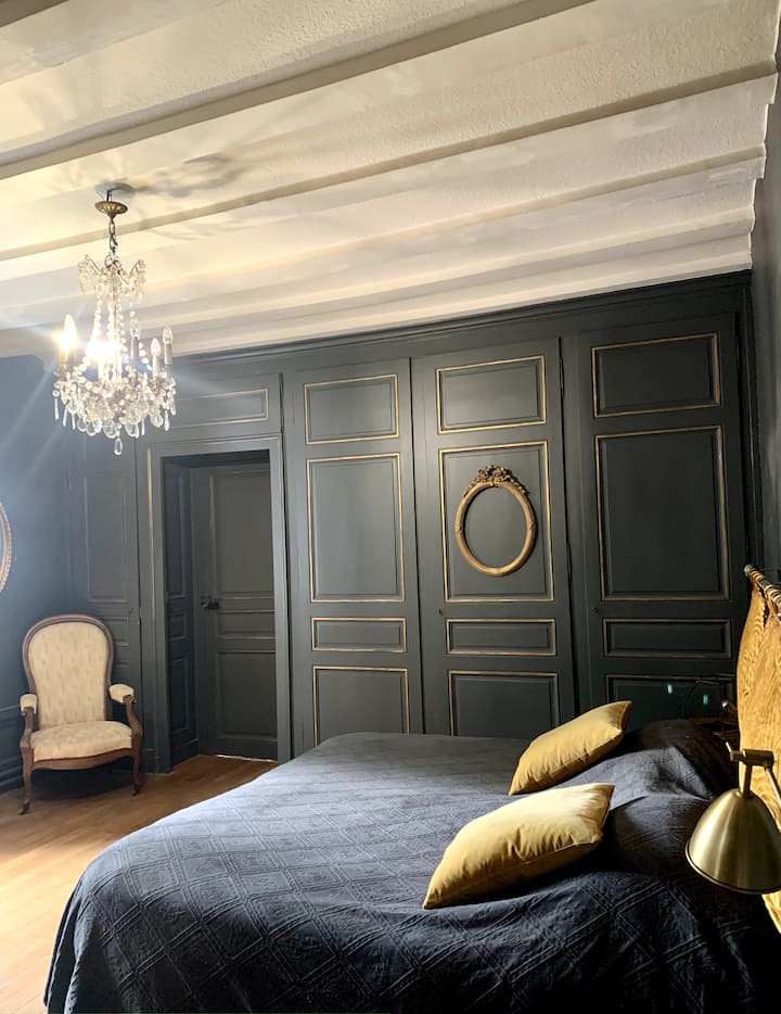 Suite principal (Vestidor + baño con bañera y ducha) con vistas al jardín