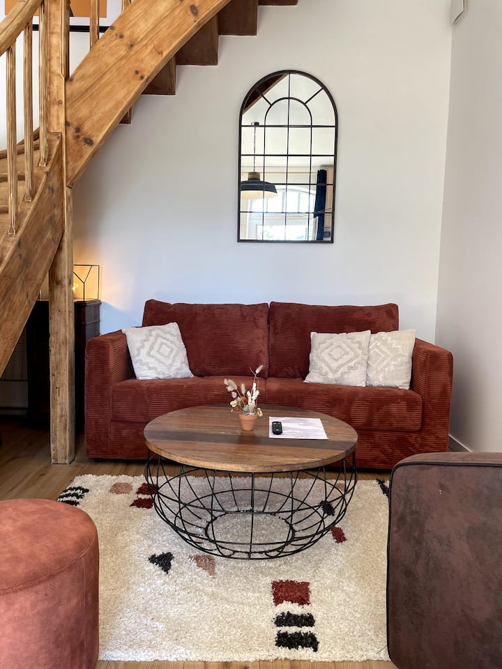 Sala de estar casa de campo con sofá nuevo convertible de 2 plazas