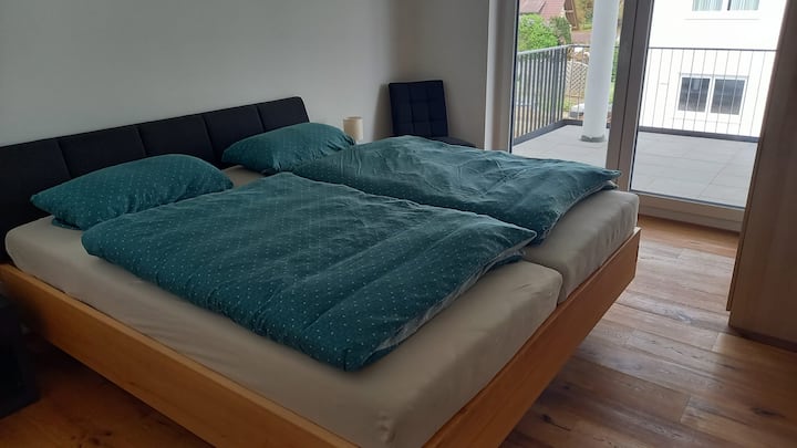 Dormitorio con acceso al segundo balcón