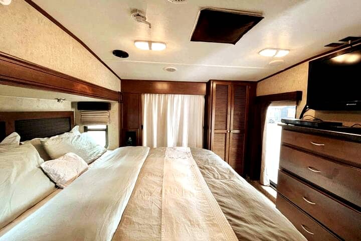 Hoofdslaapkamer met een kingsize bed