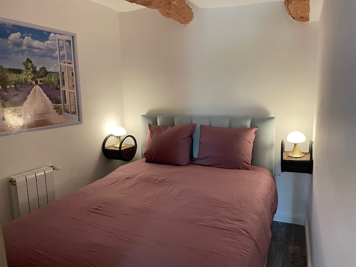 Розовата ниша е малка стая на приземния етаж с изглед към всекидневната, предлагаща допълнително легло за двама души. Моля, обърнете внимание, че в тази стая няма прозорци. 