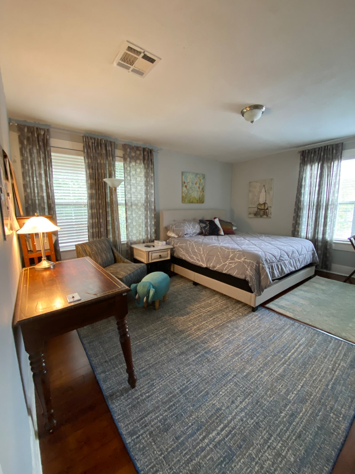 Chumba kikubwa cha kulala chenye kitanda na dawati lenye ukubwa wa kifalme.