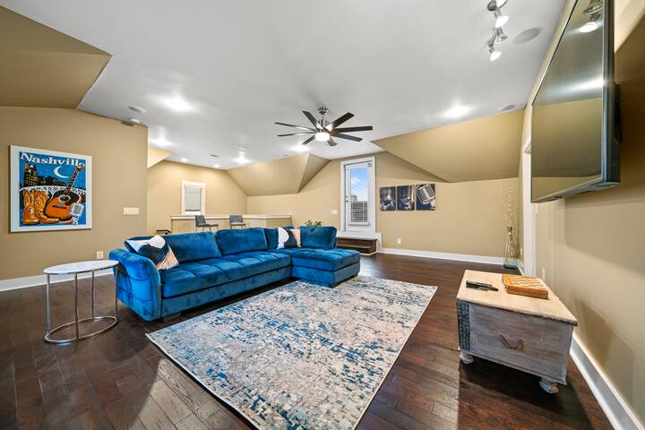 Downtown Luxury 3000 sq ft home gallery image 2