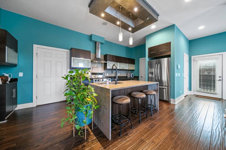 Downtown Luxury 3000 sq ft home gallery image 3