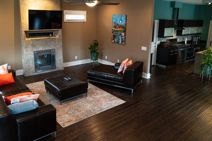 Downtown Luxury 3000 sq ft home gallery image 5