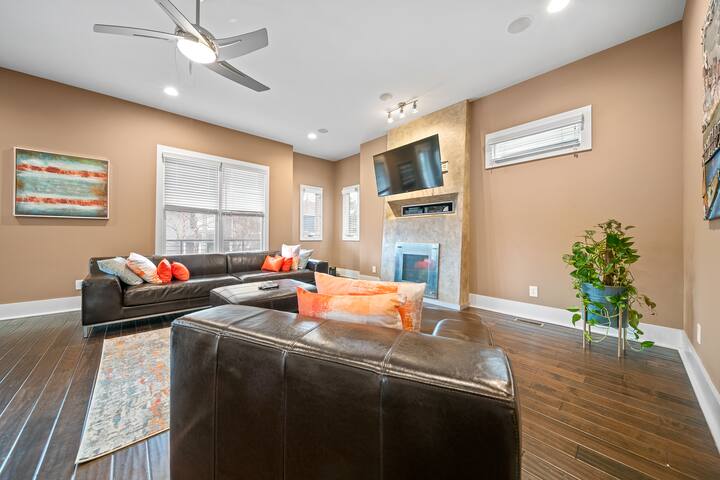 Downtown Luxury 3000 sq ft home gallery image 4