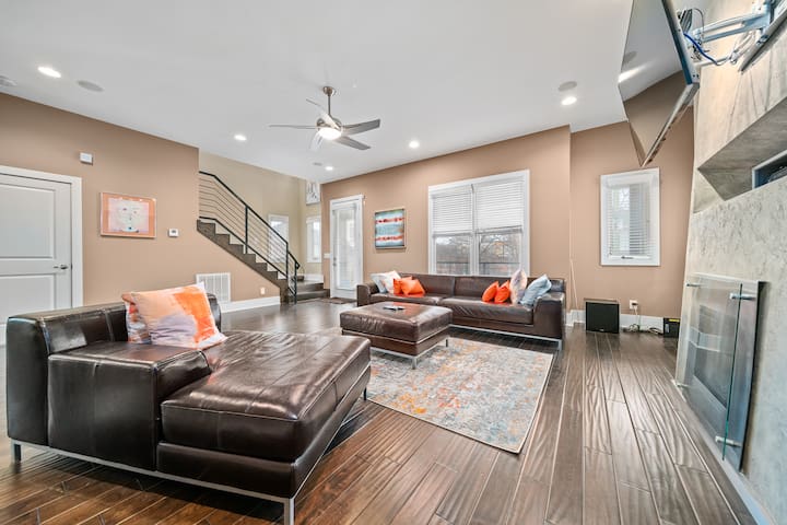 Downtown Luxury 3000 sq ft home