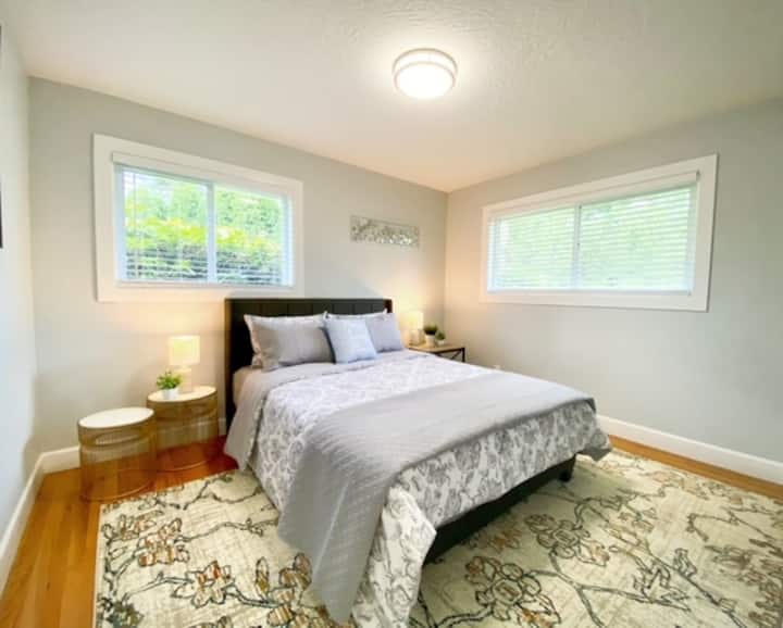 Një dhomë gjumi e dytë simpatike dhe e rehatshme me krevat të rehatshëm dopio "queen" dhe dollap me hapësirë të bollshme.