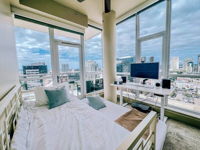 Modern Sky Oasis in Downtown SD gallery image 5