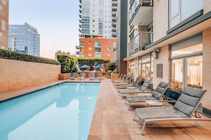 Modern Sky Oasis in Downtown SD gallery image 3