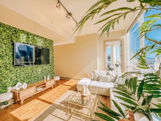 Modern Sky Oasis in Downtown SD