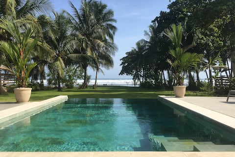 Villa Assinie on the beach in Esterillos Este