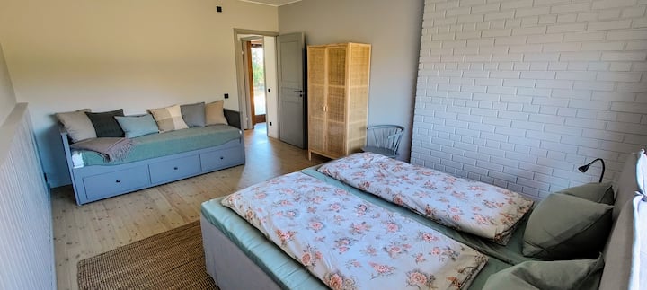 Chambre plus grande avec lit King Size et canapé-lit étendu
