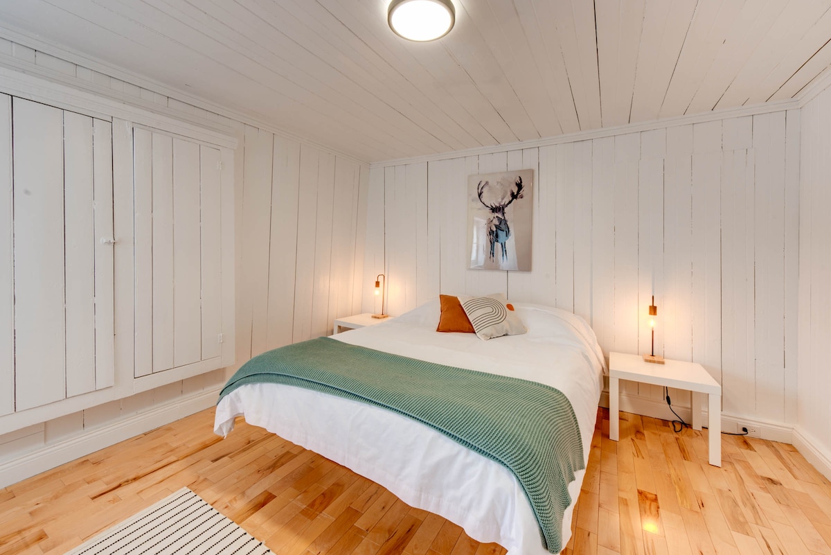 ห้องนอน 2: เตียงควีนไซส์ 1 หลัง (2 คน)