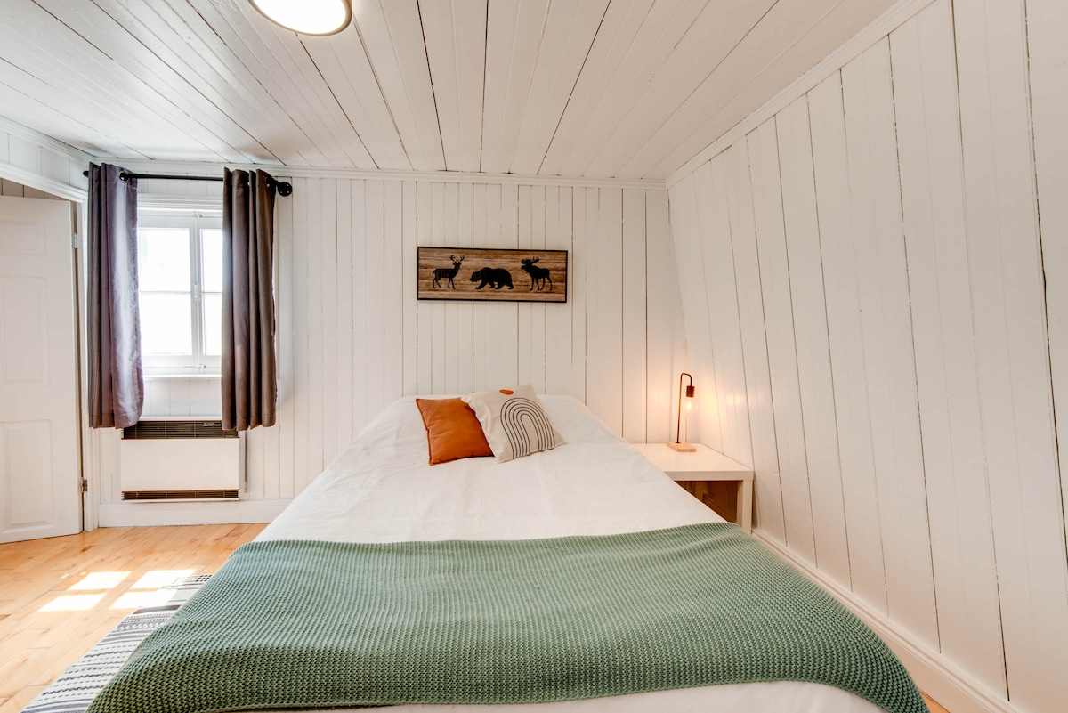 ห้องนอน 4: เตียงควีนไซส์ 1 หลังและเตียงสองชั้น 1 หลัง (4 คน)