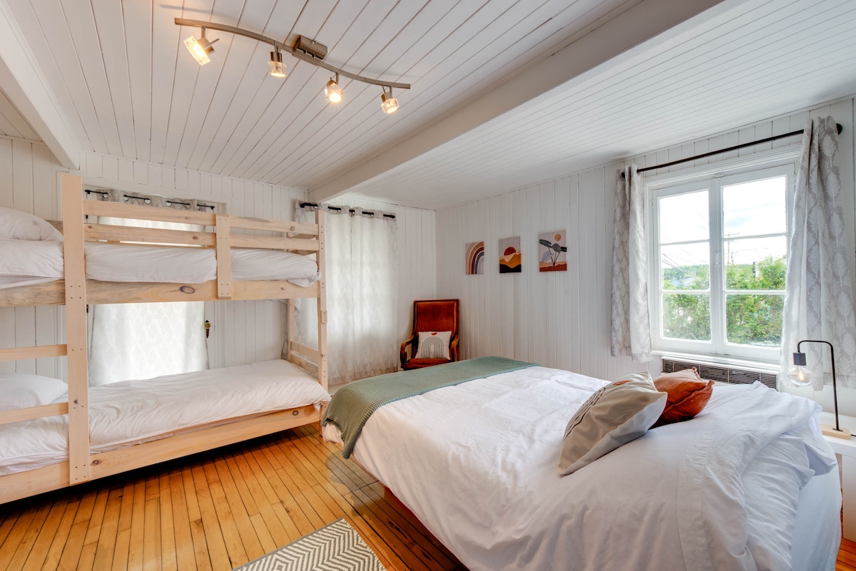 ห้องนอน 1: เตียงควีนไซส์ 1 หลังและเตียงสองชั้น 1 หลัง (4 คน)