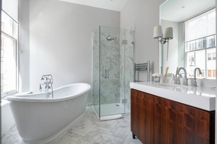 The Harrods Residence / Luxury /Air Con* gallery image 5