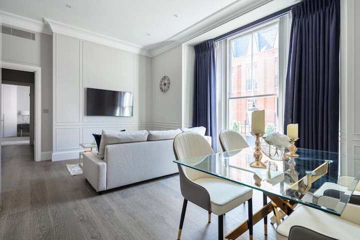 The Harrods Residence / Luxury /Air Con*