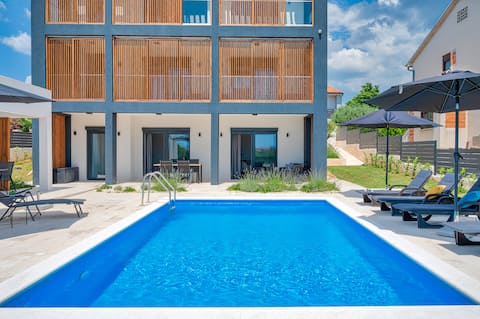 Apartment for 4-5 people with a private pool and close to the beach