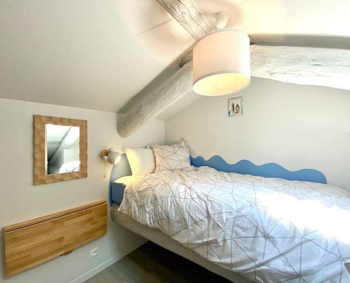 პატარა საძინებელი, ერთადგილიანი საწოლი.