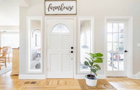 Beautiful home w/ Pickleball court