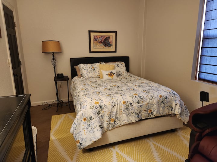 Chambre 3 avec lit Queen Size à côté de la 2e salle de bain