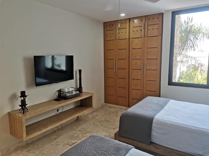 Spálňa  
Habitacion je vybavená dvoma oddelenými posteľami, televízorom a priestranným šatníkom, ktoré poskytujú pohodlie a priestor na oddych a vychutnávanie si obľúbenej zábavy.