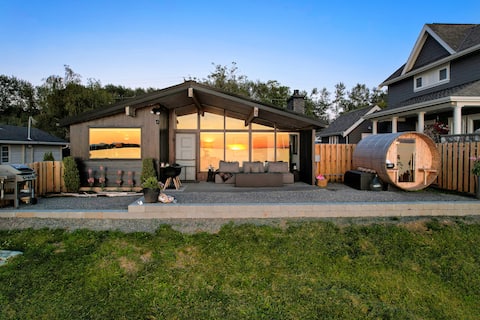Obsidian - Beachfront Bungalow with Sauna