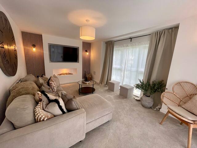 5* Quiet location, free parking, spacious + homely gallery image 2