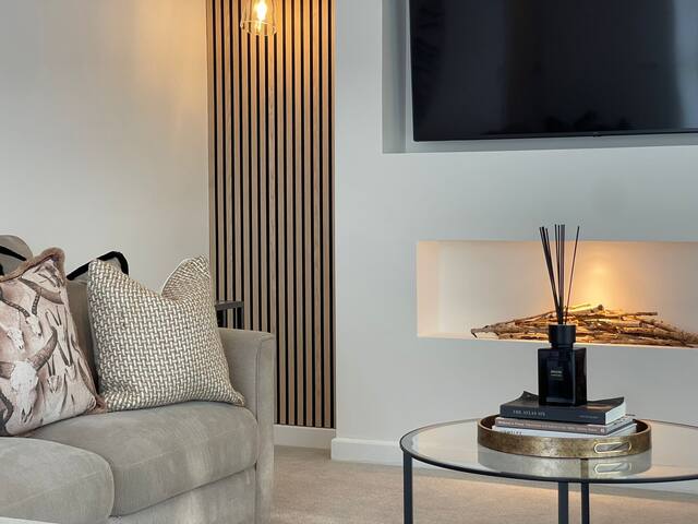 5* Quiet location, free parking, spacious + homely gallery image 4