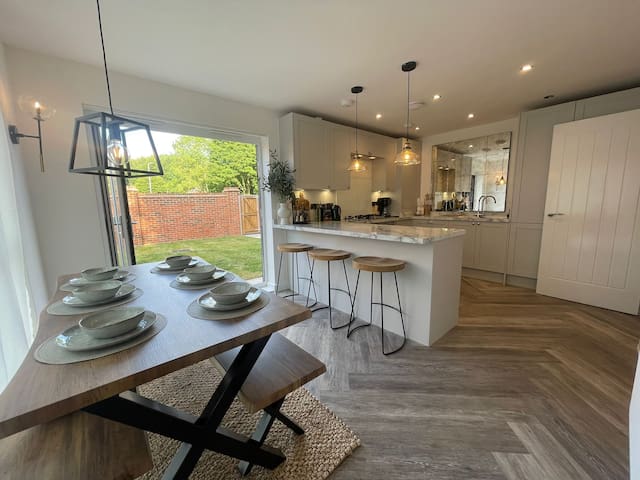 5* Quiet location, free parking, spacious + homely