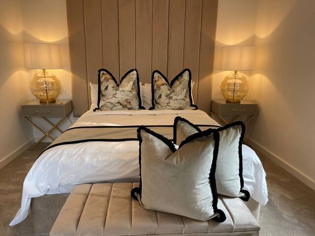 5* Quiet location, free parking, spacious + homely gallery image 3