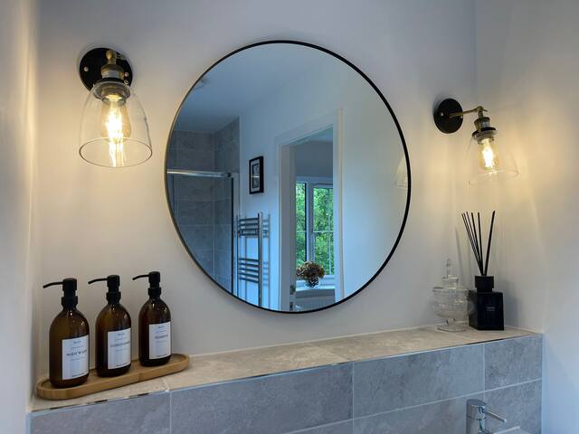 5* Quiet location, free parking, spacious + homely gallery image 5