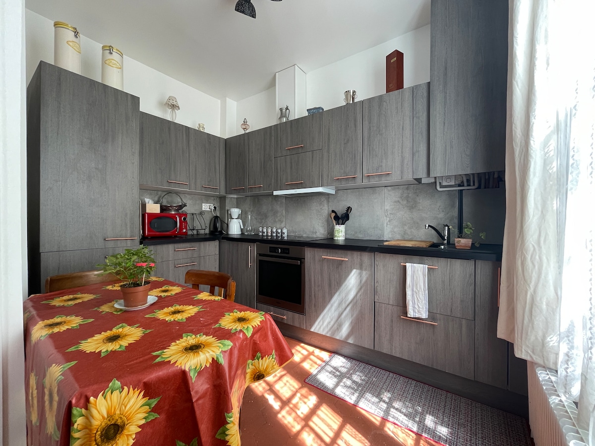 Top Airbnb: At Hélène's, quiet and green, center, 2 bedrooms in Vincennes