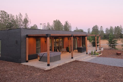 5 Acre Modern Redding Retreat + Hot Tub + Views
