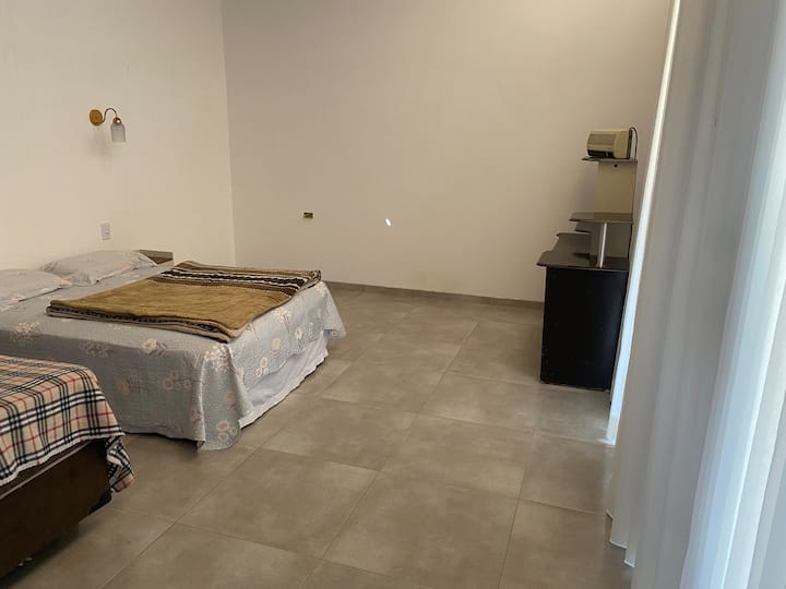 غرفة 1 . 1 سرير مزدوج، 1 سرير فردي، 1 مرتبة مزدوجة مفردة. 