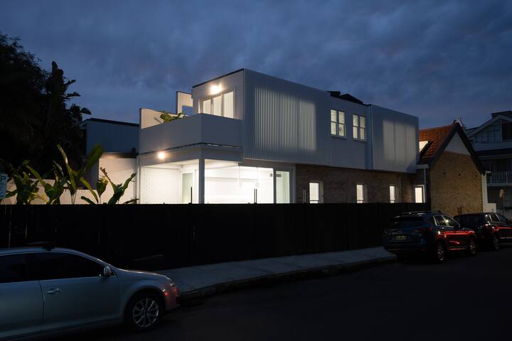 Ultimate Luxury Just 100 Steps from Manly Beach gallery image 4