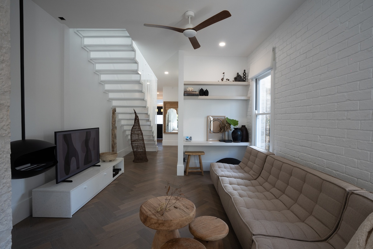 Successful Airbnb property: Ultimate Luxury Just 100 Steps from Manly Beach in Manly