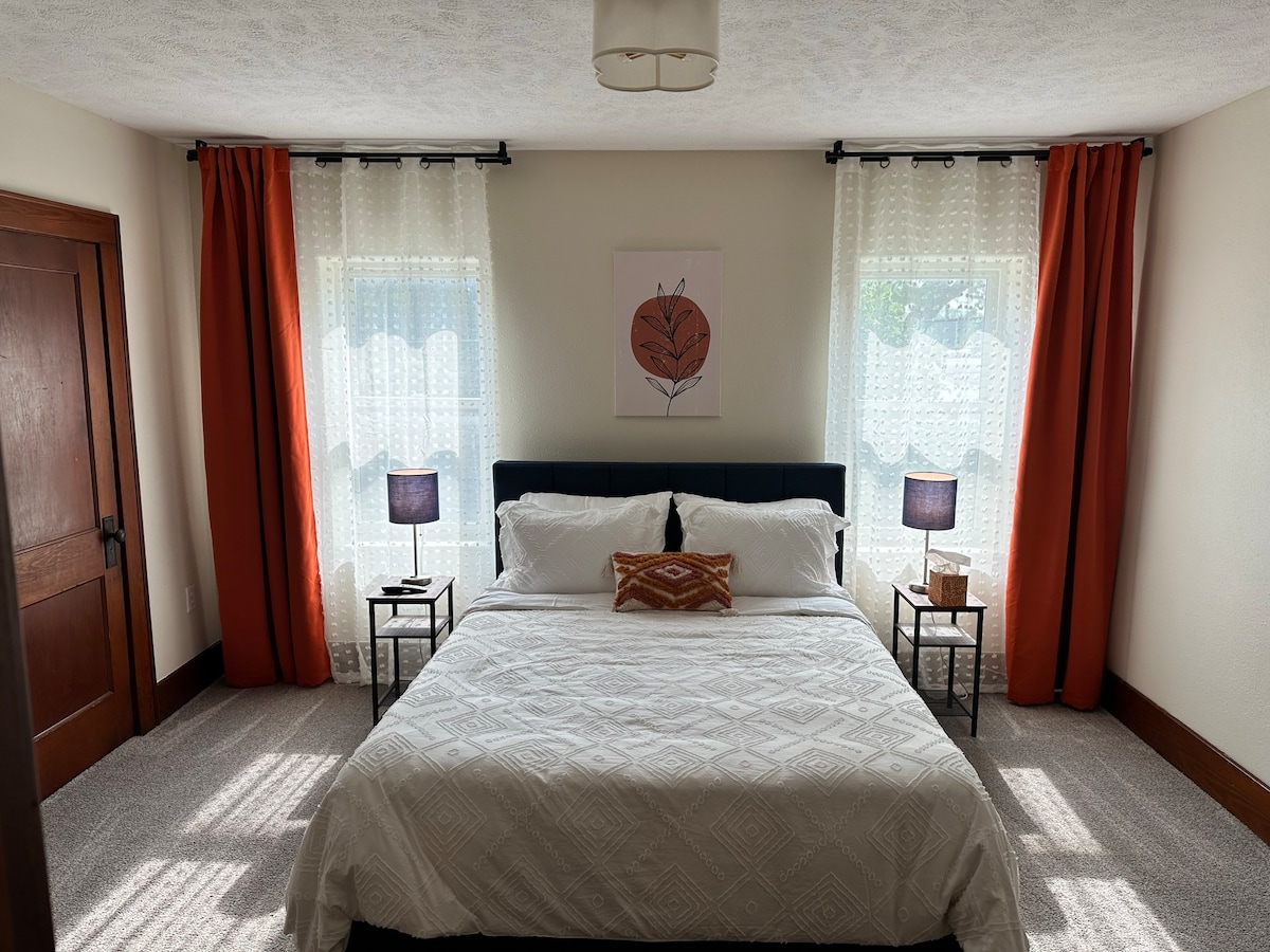 ห้องนอนหลักใหม่ทั้งหมด -- พฤษภาคม 2023: ฟูกนอนหมอนเครื่องนอนโครงเตียงผ้าม่านและพรมใหม่!  ม่านสีส้มเป็นม่านทึบแสงดังนั้นห้องจึงสามารถทำให้ห้องมืดสนิท  ห้องนอนหลักยังมีสมาร์ททีวี