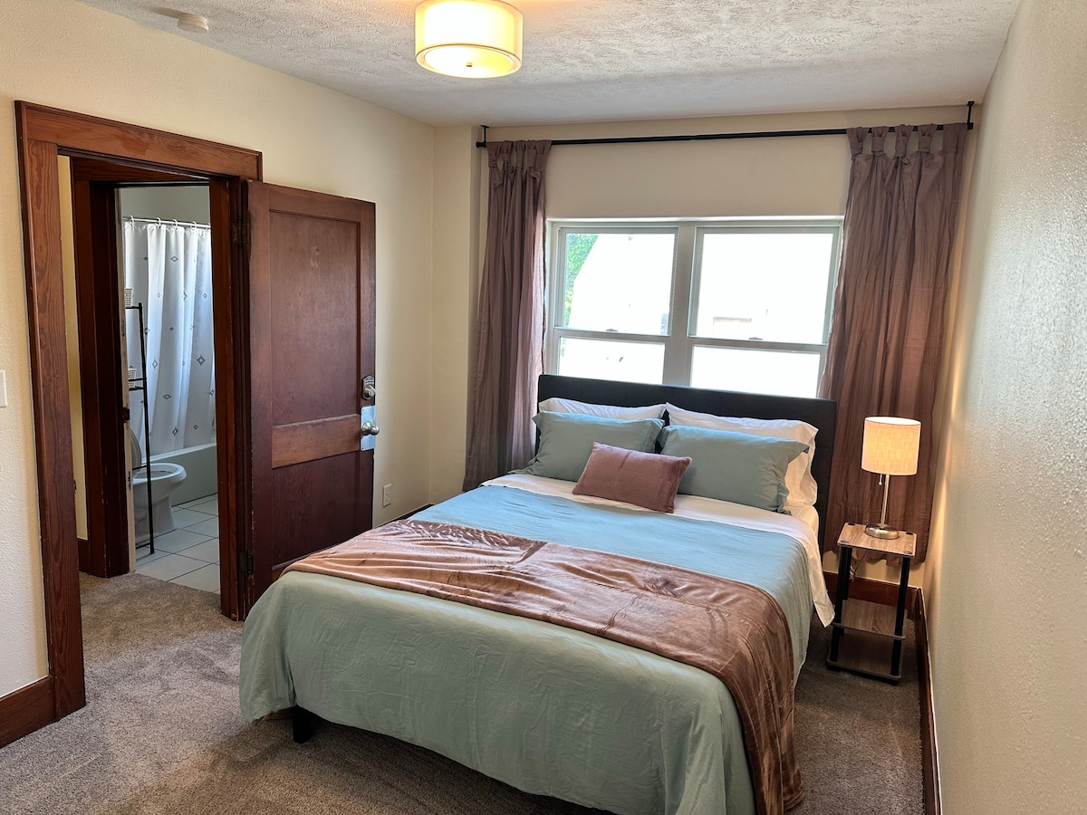 ห้องนอนรอง -- พฤษภาคม 2023: พรมผ้าม่านโครงเตียงฟูกนอนและเครื่องนอนใหม่ทั้งหมด