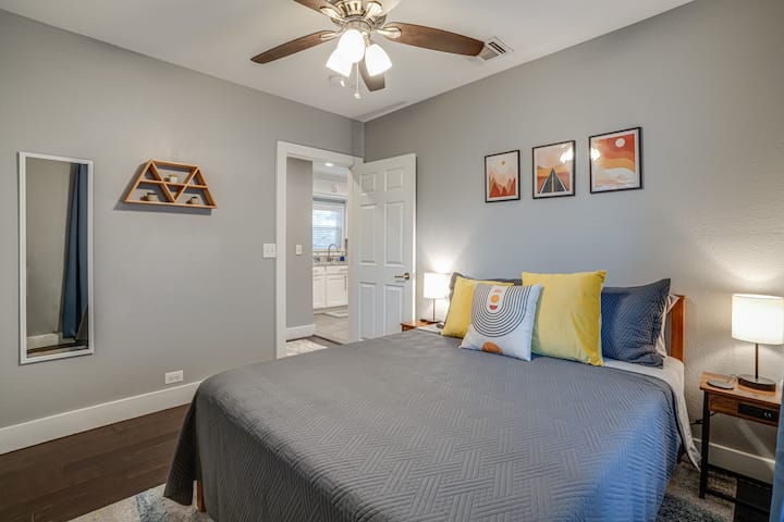 Chumba cha kulala 3 pia kina msemaji mahiri na chaja za simu zisizo na waya!