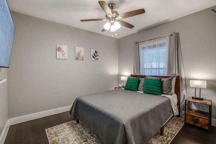 Chumba cha kulala 3 kina kitanda cha Malkia, na 4K smart TV na huduma zote za utiririshaji zilizotajwa hapo awali!