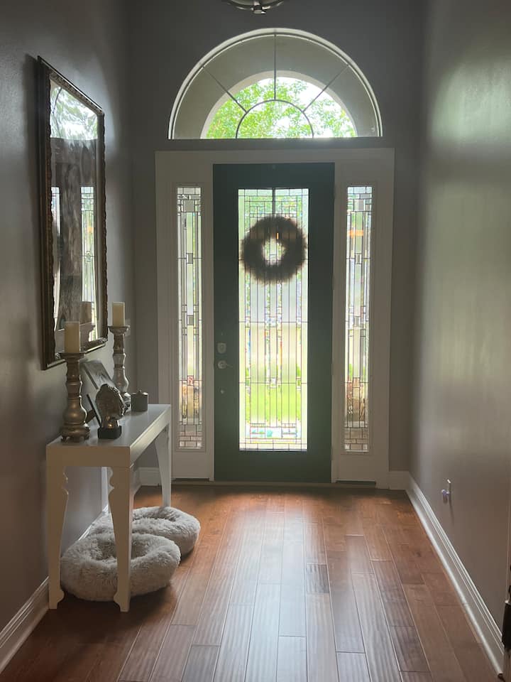 ทางเข้าด้านหน้าและห้องโถง