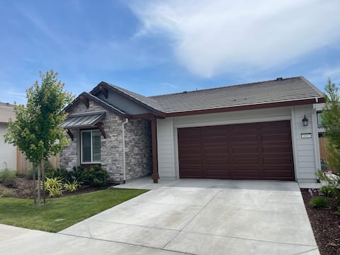 3/2 - Family Friendly, Fully Furnished w/ Jacuzzi