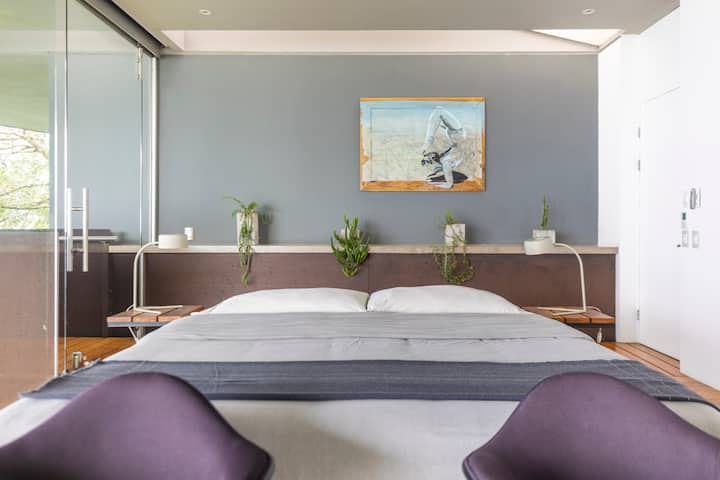 Casa Cocobolo – основна спалня с врата към терасата за наблюдение